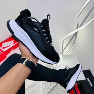 Descubre los Tenis Hugo Boss Negro Blanco para caballero. Calidad Doble AA, fabricados en Cúcuta con suela ultra liviana en PVC Espanso. ¡Estilo y resistencia nacional al mejor precio! 👟✨