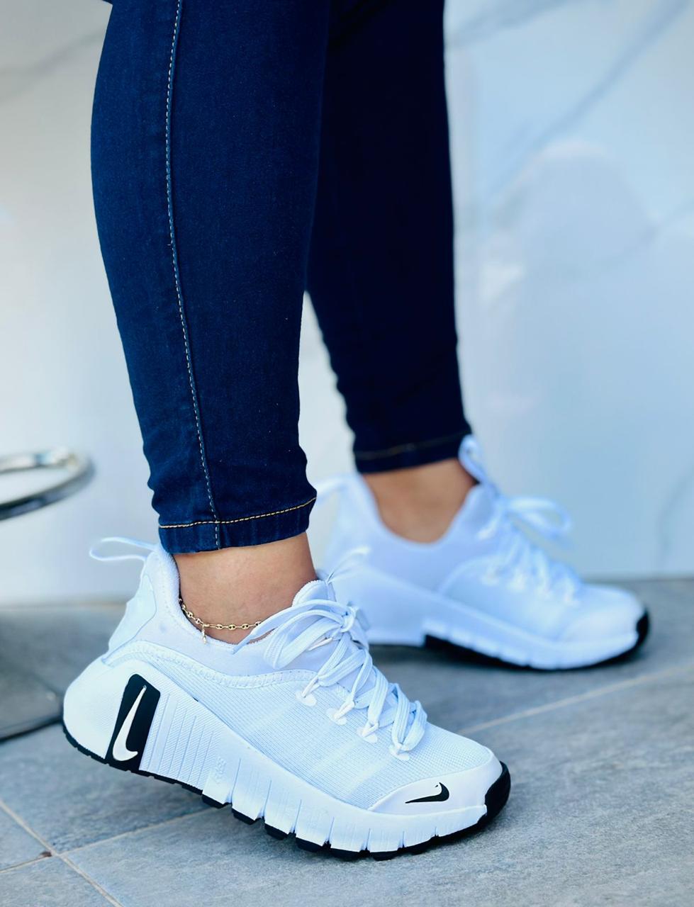 Tenis Nike Free Metcon Blanco Dama - Imagen 2